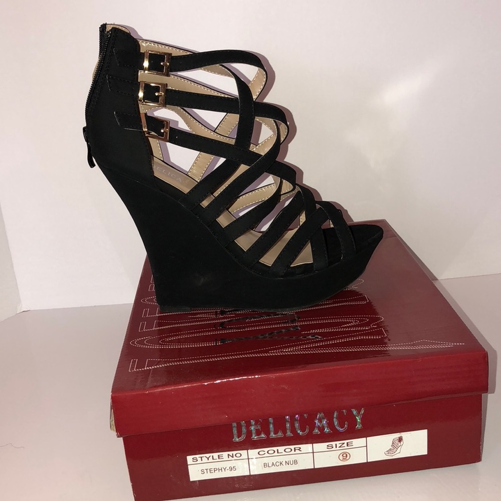 Black wedges